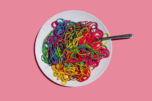 Studio shot of plate with colorful pasta - GEMF03758