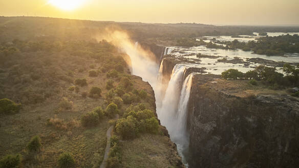 Blick auf die Victoriafälle bei Sonnenuntergang, Simbabwe - VEGF02309