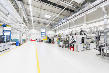 Machinery in empty factory shop floor - DIGF11481