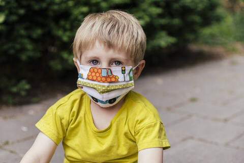 Porträt eines Jungen mit einer Gesichtsmaske, lizenzfreies Stockfoto