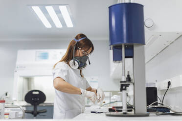 Selbstbewusste Wissenschaftlerin bei der medizinischen Forschung am Schreibtisch im Labor - OCAF00506