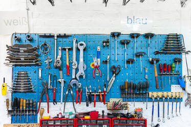 Fahrradladen, Wand mit verschiedenen Werkzeugen - DIGF11576