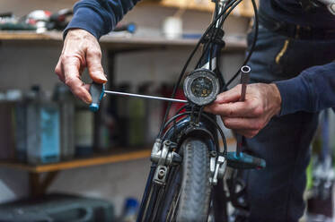 Fahrradmechaniker in einem Fahrradgeschäft - DIGF11596