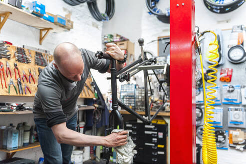 Fahrradmechaniker in einem Fahrradgeschäft - DIGF11597