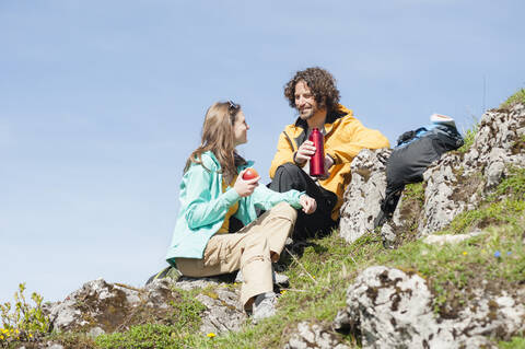 Ehepaar während der Pause auf der Wiese, lizenzfreies Stockfoto