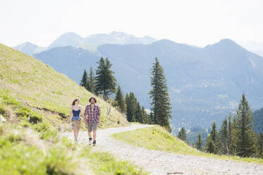 Wanderpaar auf Wanderweg im Sommer, Wallberg, Bayern, Deutschland - DIGF11665