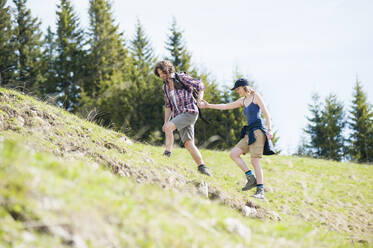 Wanderpaar auf Wiese im Sommer, Wallberg, Bayern, Deutschland - DIGF11670