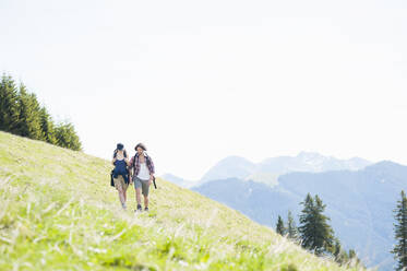 Wanderpaar auf Wiese im Sommer, Wallberg, Bayern, Deutschland - DIGF11673