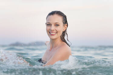 Porträt einer glücklichen Frau beim Baden im Meer, Sardinien, Italien - DIGF11723