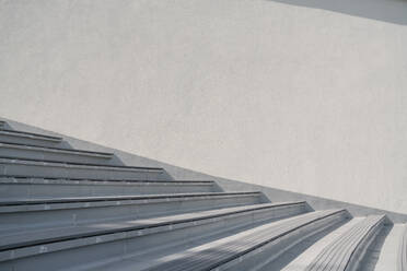 Weiße Wand und graue Treppe im Stadion - AHSF02669