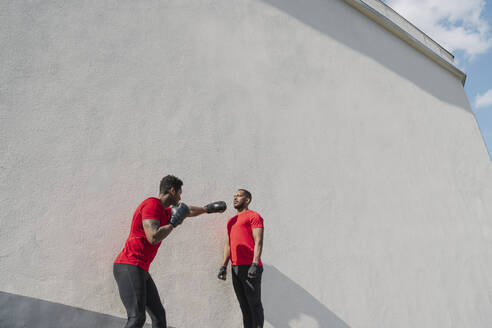 Sportler beim Boxen gegen einen stillstehenden Trainingspartner - AHSF02682