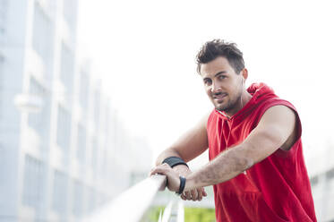 Porträt einer jungen Joggerin mit Blick in die Kamera - DIGF11798