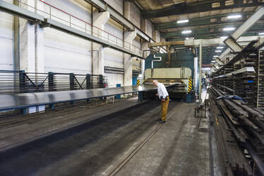 Ein leitender Angestellter einer Kautschuk verarbeitenden Fabrik prüft das Produkt - DIGF11818