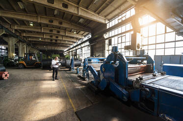 Leitender Angestellter in einer kautschukverarbeitenden Fabrik - DIGF11860