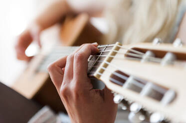 Hand einer Gitarre spielenden Frau, Nahaufnahme - DIGF12012