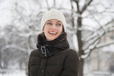 Porträt einer lachenden Frau im Winter - DIGF12028
