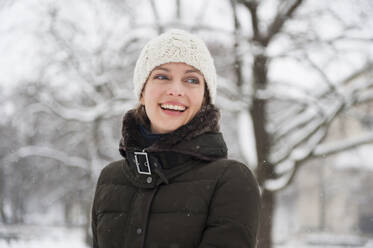 Portrait of laughing woman in winter - DIGF12028