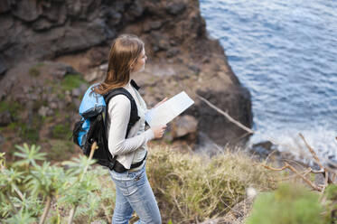 Wanderin mit Karte auf Aussichtspunkt, Teneriffa, Balearen, Spanien - DIGF12128