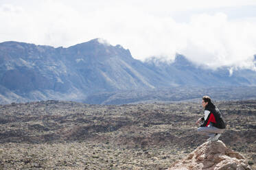 Wanderer auf einem Aussichtspunkt im Teide-Nationalpark, Teneriffa, Balearen, Spanien - DIGF12130