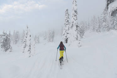 Frau beim Skifahren im Backcountry Red Heather, Squamish - CAVF82171