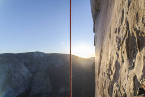 Senkrecht hängendes Kletterseil neben dem El Capitan bei Sonnenuntergang - CAVF82177