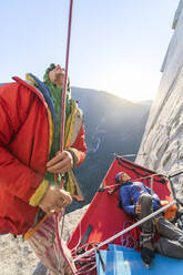 Zwei Männer schauen nach oben, während sie die Nose am El Capitan, Yosemite, besteigen - CAVF82179