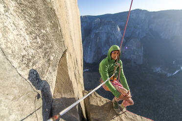 Sportler ruht sich beim Sichern eines Bergsteigers an der Nose El Capitan Yosemite aus - CAVF82180