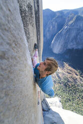 Konzentriert klettern und nach oben schauen Klettern hart an der Nose Yosemite - CAVF82183