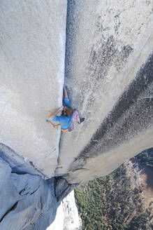 Konzentriert klettern und nach oben schauen Klettern hart an der Nose Yosemite - CAVF82190