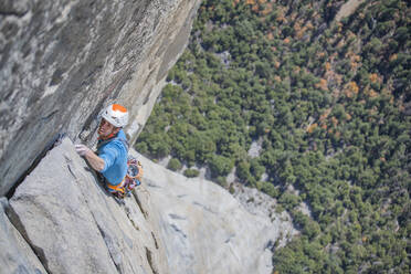 Kletterer klettert am Gipfel des El Capitan sehr ausgesetzt auf der Nose - CAVF82197