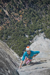 Kletterer klettert am Gipfel des El Capitan sehr ausgesetzt auf der Nose - CAVF82198