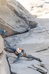 Felskletterer beim Rissklettern an der Nose, El Capitan in Yosemite - CAVF82203