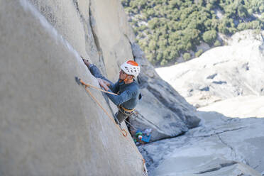 Felskletterer beim Rissklettern an der Nose, El Capitan in Yosemite - CAVF82206