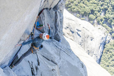 Felskletterer beim Rissklettern an der Nose, El Capitan in Yosemite - CAVF82207