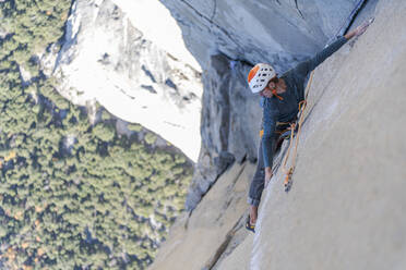 Felskletterer beim Rissklettern an der Nose, El Capitan in Yosemite - CAVF82208