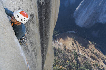 Felskletterer beim Rissklettern an der Nose, El Capitan in Yosemite - CAVF82209