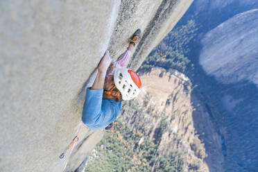 Felskletterer beim Rissklettern an der Nose, El Capitan in Yosemite - CAVF82211