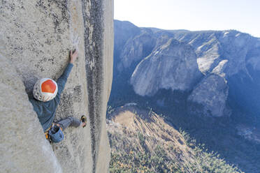 Felskletterer beim Rissklettern an der Nose, El Capitan in Yosemite - CAVF82212