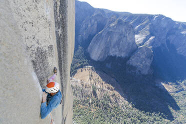 Felskletterer beim Rissklettern an der Nose, El Capitan in Yosemite - CAVF82215