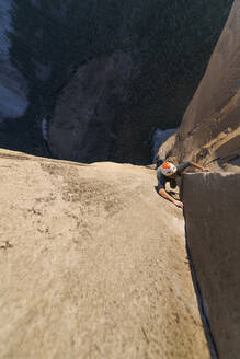 Felskletterer beim Rissklettern an der Nose, El Capitan in Yosemite - CAVF82218