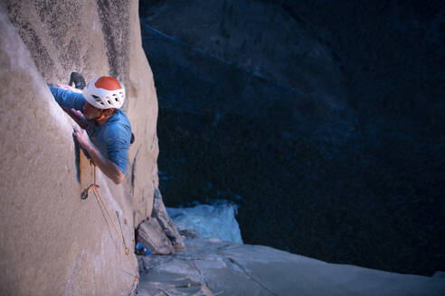 Felskletterer beim Rissklettern an der Nose, El Capitan in Yosemite - CAVF82219