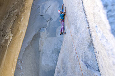 Kletterer schaut beim Klettern an der großen Wand in Yosemite nach unten - CAVF82221