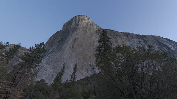 El Capitan im Yosemite bei Sonnenaufgang von El Cap Meadow im Herbst - CAVF82230