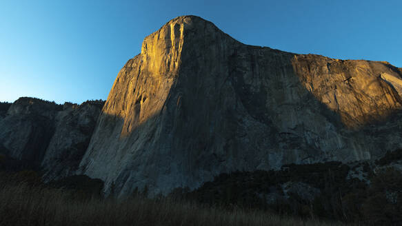 El Capitan im Yosemite bei Sonnenuntergang von El Cap Meadow im Herbst - CAVF82236