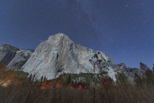 Nächtlicher Blick auf die Kletterer am El Capitan, die unter den Sternen klettern - CAVF82238