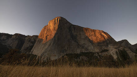 El Capitan im Yosemite bei Sonnenuntergang von El Cap Meadow im Herbst - CAVF82239