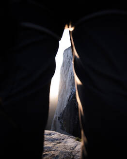 Blick auf die Nose am El Capitan zwischen den Beinen bei Sonnenuntergang von oben - CAVF82245