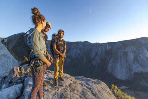 Drei Wanderer auf dem Gipfel des El Capitan im Yosemite Valley bei Sonnenuntergang - CAVF82250