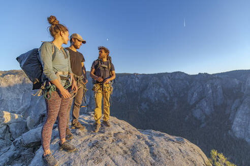 Drei Wanderer auf dem Gipfel des El Capitan im Yosemite Valley bei Sonnenuntergang - CAVF82251