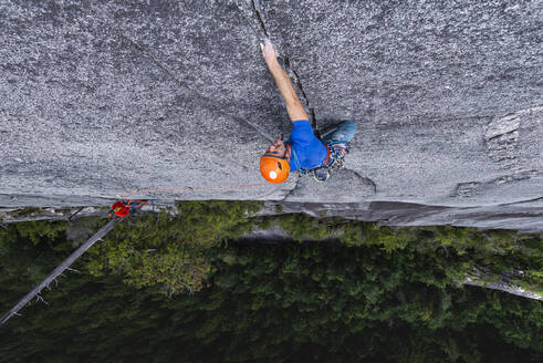 Mann klettert in Squamish, Blick von der Spitze einer ausgesetzten Mehrseillänge - CAVF82304